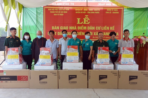 Thăm, tặng quà hộ dân nghèo địa bàn biên giới tỉnh Bình Phước